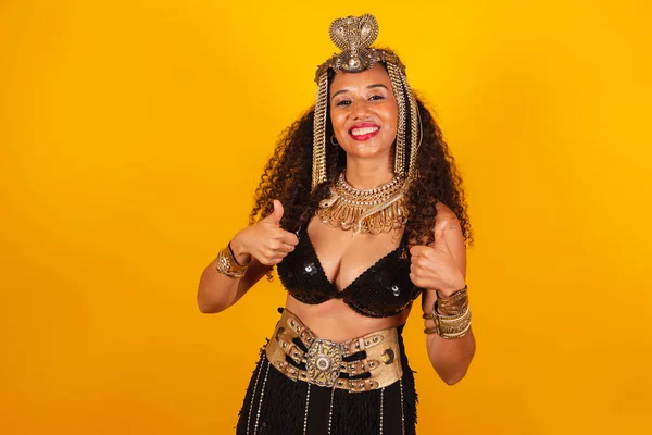 Horizontal Halbkörper Erschossen Schöne Brasilianerin Karnevalskleidung Wie Ein Schild — Stockfoto