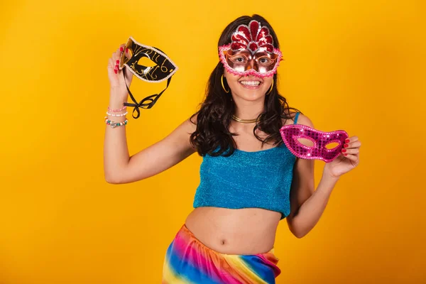 Bella Donna Brasiliana Abiti Carnevale Indossando Maschera Carnevale Tenendo Due — Foto Stock