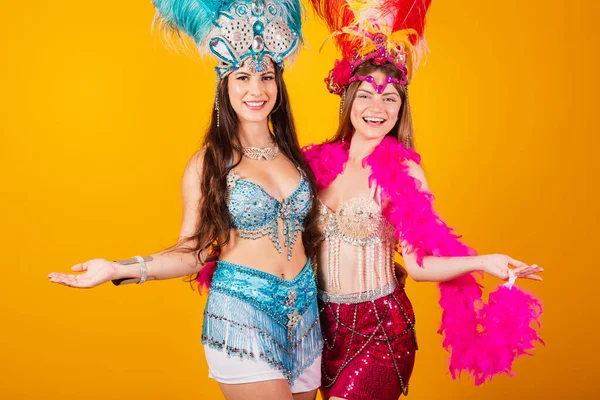 两个穿着桑巴学校服装的巴西女性朋友 狂欢节 羽毛冠 — 图库照片