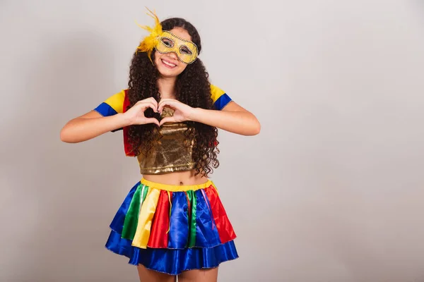Νεαρή Έφηβη Βραζιλιάνα Ρούχα Frevo Καρναβάλι Μάσκα Σημάδι Καρδιάς Χέρια — Φωτογραφία Αρχείου