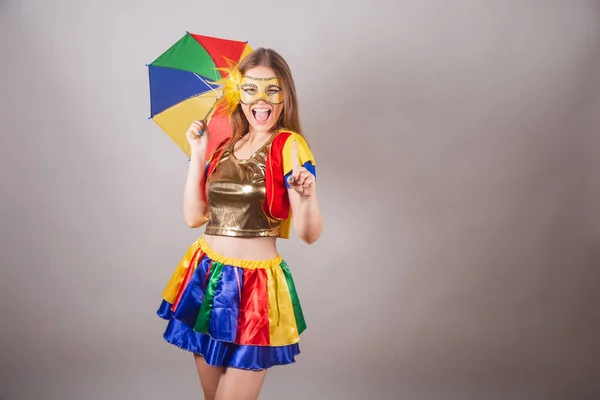 穿着自由服装 戴着狂欢节面具 拿着自由伞跳舞的巴西金发女人 — 图库照片