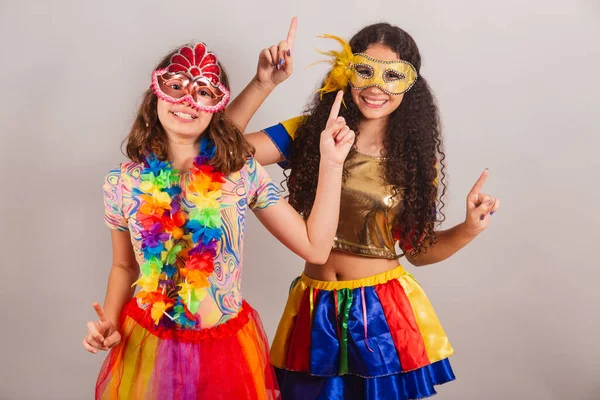 Brazilské Přítelkyně Oblečené Karnevalových Šatech Přátelství Tanec — Stock fotografie