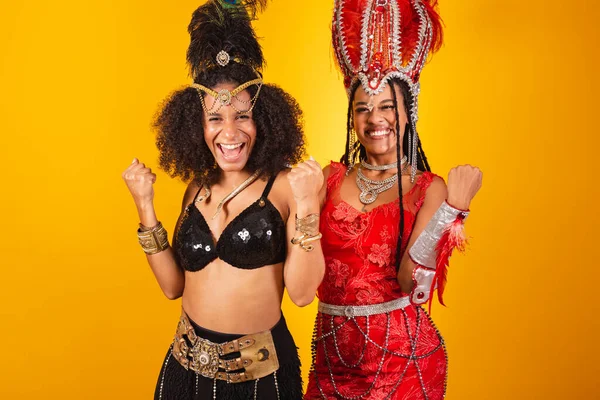 Twee Braziliaanse Vriendinnen Carnavalskleding Viering — Stockfoto
