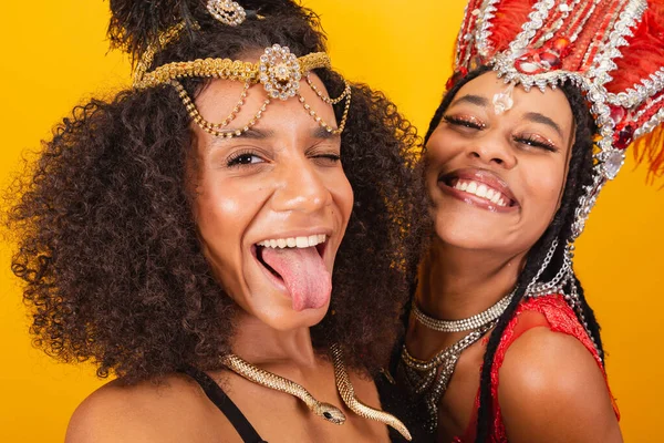 Twee Braziliaanse Vrienden Met Carnavalskleding Zelfportret Maken Met Smartphone — Stockfoto
