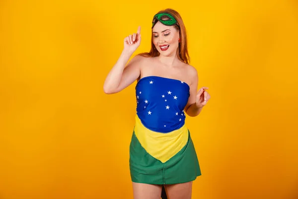 Όμορφη Κοκκινομάλλα Βραζιλίας Κορίτσι Ρούχα Καρναβάλι Γίνεται Σημαία Της Βραζιλίας — Φωτογραφία Αρχείου