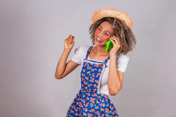 Ung Svart Brasiliansk Kvinna Med Lantliga Kläder Klädd För Festa — Stockfoto