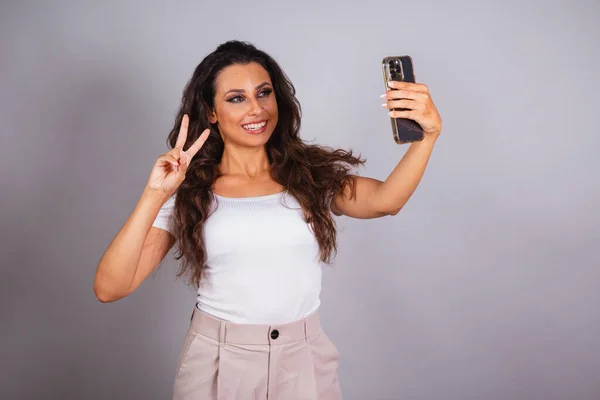 Mooie Braziliaanse Vrouw Met Smartphone Doet Zelfportret Selfie — Stockfoto