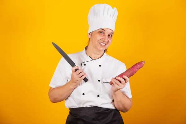 Femme Brésilienne Adulte Chef Maître Gastronomie Tenant Une Patate Douce — Photo
