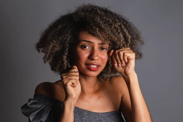 Schöne Schwarze Brasilianerin Posiert Auf Grauem Studiohintergrund — Stockfoto