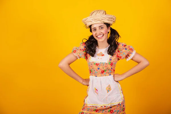 Schöne Brasilianerin Juni Partykleidung Lächelnd Und Posierend Für Ein Foto — Stockfoto