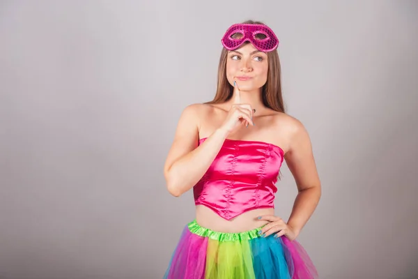 Βραζιλιάνα Ξανθιά Ντυμένη Ροζ Ρούχα Καρναβαλιού Φορώντας Μάσκαρα Σκεπτόμενος — Φωτογραφία Αρχείου