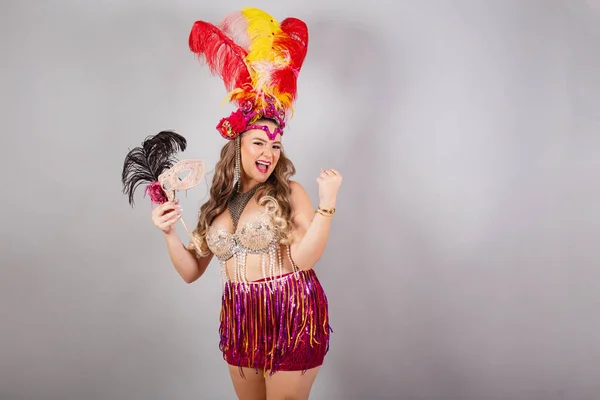 Yatay Yarı Vücut Pozu Karnaval Kıyafetleri Içindeki Güzel Brezilyalı Kadın — Stok fotoğraf
