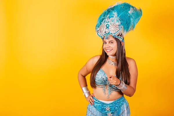 Hermosa Mujer Brasileña Ropa Carnaval Azul Blanco Con Plumas Sonriendo — Foto de Stock
