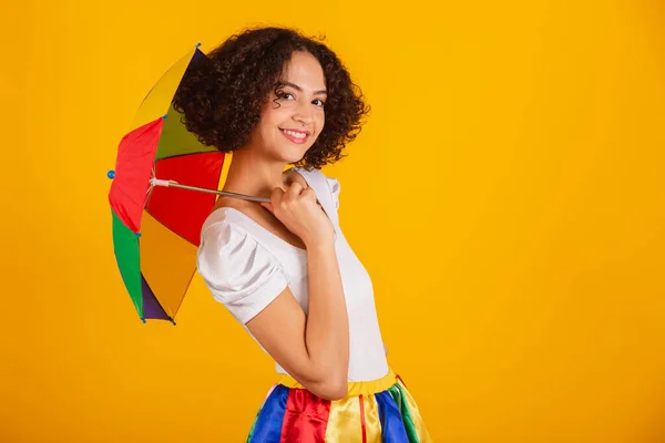 Красивая Бразильская Женщина Одетая Карнавальную Одежду Красочную Юбку Белую Рубашку — стоковое фото