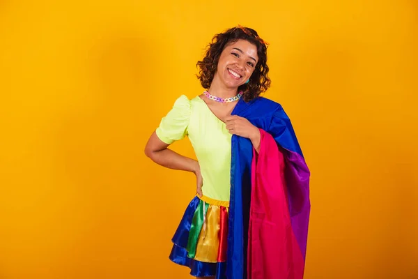 穿着狂欢节服装的美丽的非洲裔巴西女人拿着双性恋的旗子 双性恋自豪 — 图库照片