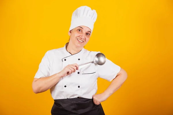 Dorosła Brazylijka Szef Kuchni Mistrz Gastronomii Gotować Trzymanie Dużej Łyżki — Zdjęcie stockowe