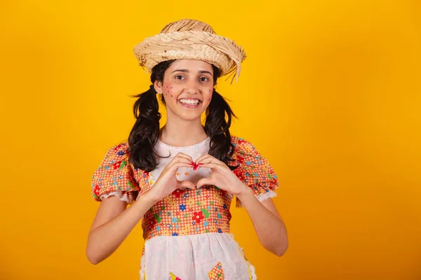 Brasilianerin Festa Junina Kleidung Herzzeichen Mit Händen — Stockfoto