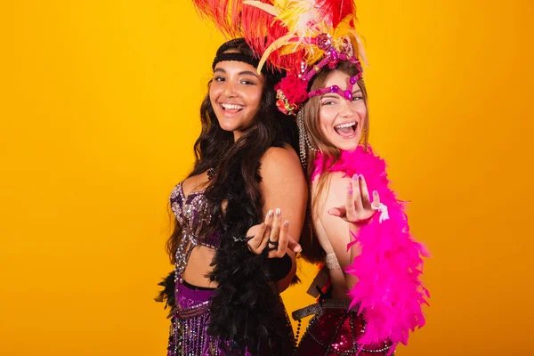 Twee Braziliaanse Vrienden Carnavalskleding Uitnodigend Met Hun Handen — Stockfoto