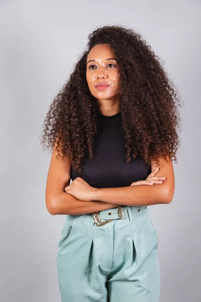 Photo Verticale Belle Femme Brésilienne Noire Regardant Caméra Cheveux Bouclés — Photo