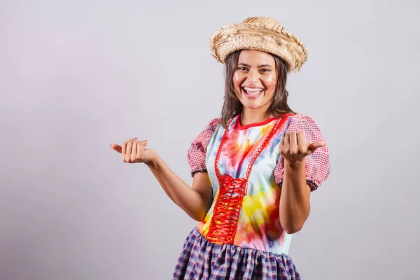 Femme Brésilienne Vêtue Vêtements Campagne Fête Joo Fête Junina Invitant — Photo