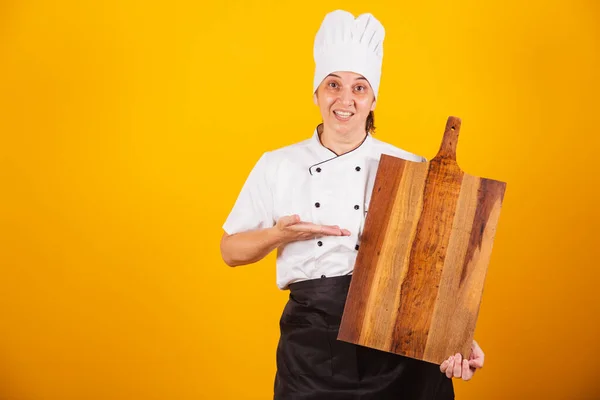 Femme Brésilienne Adulte Chef Maître Gastronomie Tenant Une Planche Bois — Photo