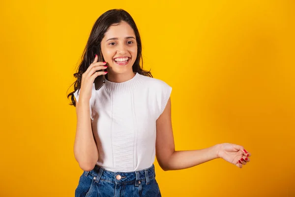 Güzel Brezilyalı Kadın Elinde Akıllı Telefon Sesli Arama — Stok fotoğraf