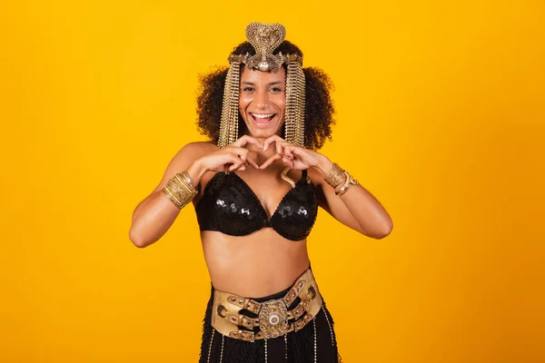 Красивая Бразильская Черная Женщина Карнавальной Одежде Клеопатры Создающая Сердце Пальцами — стоковое фото