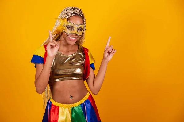 Schöne Schwarze Brasilianerin Karnevalskleidung Maske Gelber Hintergrund Tanzen Feiern — Stockfoto