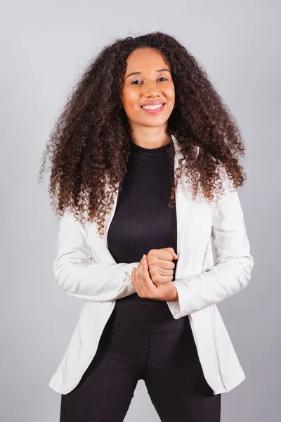 Vertikální Fotografie Krásná Černá Brazilka Podnikatelka Oblečená Bílém Obleku Usmívající — Stock fotografie