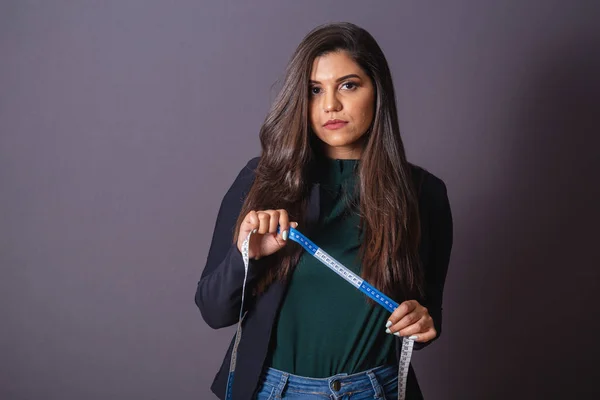 Horizontale Foto Mooie Braziliaanse Vrouw Casual Kleding Zwarte Blazer Jeans — Stockfoto