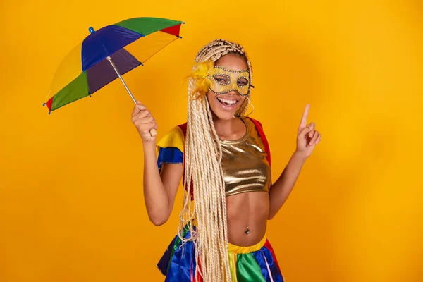 Schöne Schwarze Brasilianerin Karnevalskleidung Maske Gelber Hintergrund Frevo Regenschirm Halten — Stockfoto