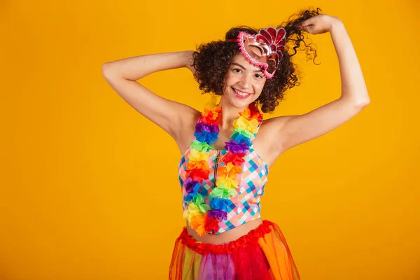 美しいブラジルの女性 カーニバルの服を着て 彼女の髪に触れる — ストック写真