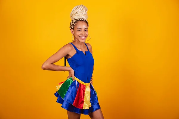 Piękna Czarna Brazylijka Ubrana Karnawałowe Ubrania Niebieskie Żółte Tło Bułki — Zdjęcie stockowe