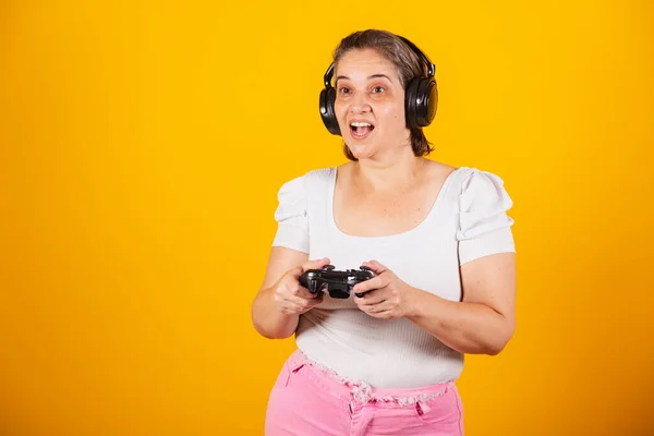 Yetişkin Brezilyalı Kadın Anne Video Oyunu Kumandası Joystick Oyuncu Kulaklık — Stok fotoğraf