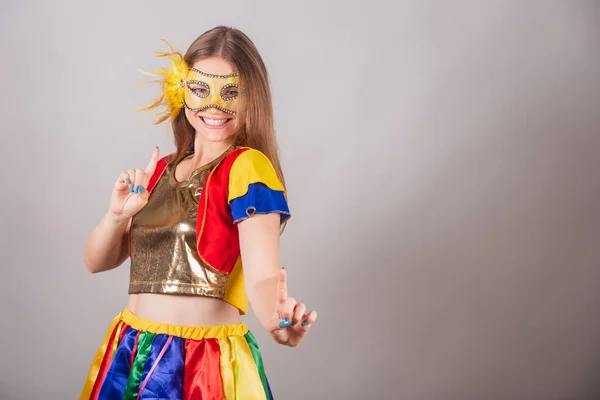 Mulher Loira Brasileira Vestida Frevo Máscara Carnaval Dançando — Fotografia de Stock