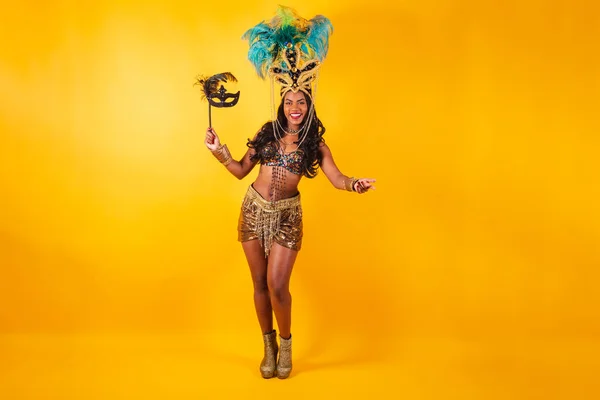Горизонтальное Фото Полное Тело Бразильская Женщина Карнавальной Одежде Держа Карнавальную — стоковое фото