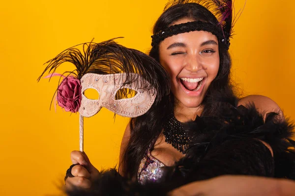 ブラジル人女性カーニバルの衣装を着てカーニバルマスクをして — ストック写真