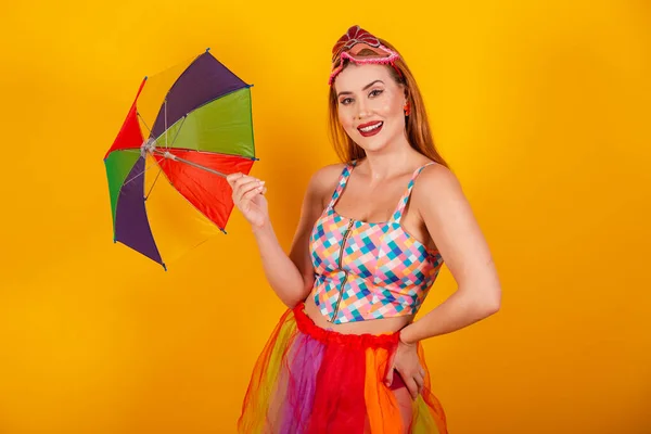 Brezilya Kızıl Saçlı Karnaval Kıyafetleri Içinde Renkli Bir Şemsiyeyle — Stok fotoğraf