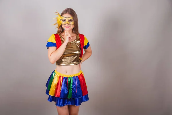 Mulher Loira Brasileira Vestida Frevo Máscara Carnaval Pensando Tendo Ideia — Fotografia de Stock