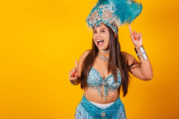 Bella Donna Brasiliana Con Abiti Carnevale Blu Corona Piume Regina — Foto Stock