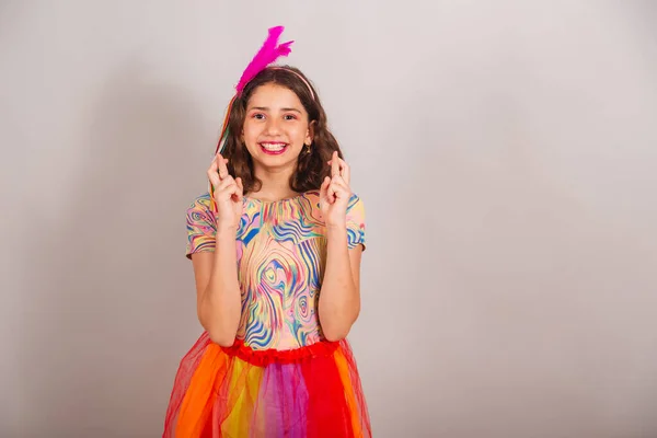 Brasilianisches Kind Mädchen Karnevalskostüm Glückszeichen Mit Fingern Jubel Wünsche — Stockfoto