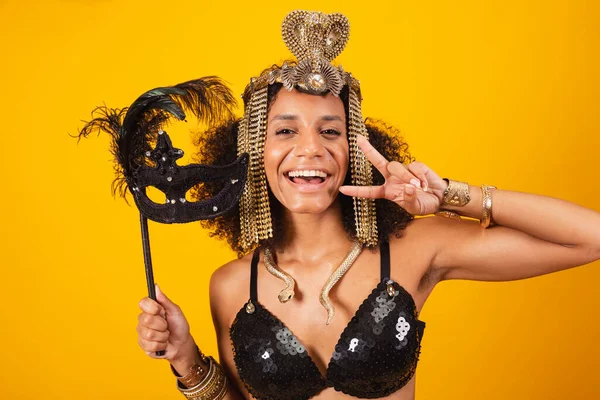 美しい黒ブラジル人女性 クレオパトラカーニバルの服で カーニバルマスクを保持 クローズアップ肖像画を取ります — ストック写真