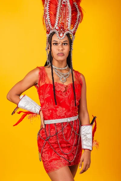 Schöne Schwarze Brasilianerin Mit Roter Karnevalskleidung Vertikal — Stockfoto