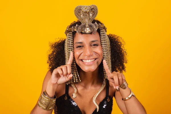 Schöne Schwarze Brasilianerin Karnevalskleidung Von Kleopatra Tanzend Und Feiernd Nahaufnahme — Stockfoto
