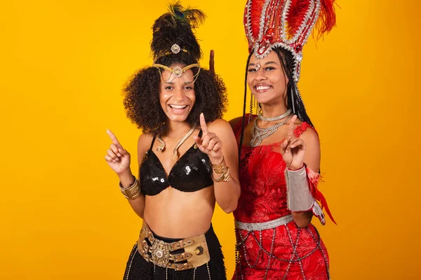 Twee Braziliaanse Vriendinnen Carnavalskleding Dansen — Stockfoto