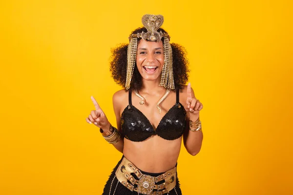 Schöne Schwarze Brasilianerin Kleopatra Karnevalskleidung Tanzend — Stockfoto