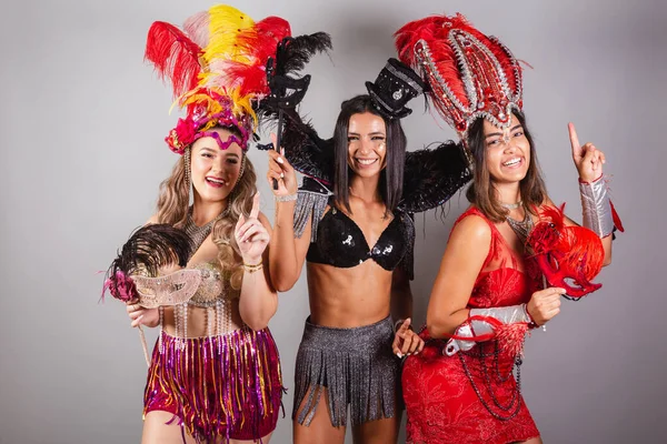 Horizontaal Half Body Shot Van Drie Braziliaanse Vrienden Carnavalskleding Dansen — Stockfoto