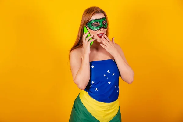 브라질 국기로 카니발 아름다운 브라질 핸드폰으로 통화를 — 스톡 사진