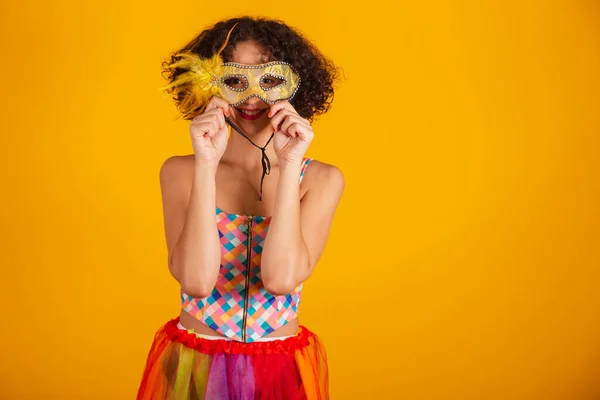 Beautiful Brazilian Woman Dressed Carnival Clothes Putting Mask — Stock Photo, Image