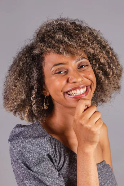 Mujer Negra Brasileña Hermosa Foto Cerca Sonriente Extremadamente Feliz — Foto de Stock
